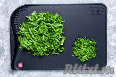 Тщательно промойте щавель и петрушку под проточной водой. Удалите черешки. Мелко нарежьте зелень.