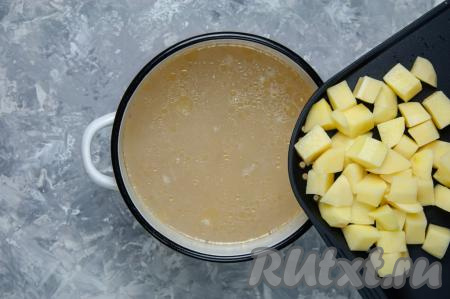 Положите картофель в бульон с курицей, доведите до кипения и варите до готовности картошки на среднем огне (примерно, 15-20 минут).