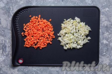 Пока варится картофель, почистите лук и морковь, помойте и нарежьте их на кубики.
