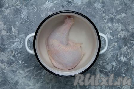 Помойте куриное мясо, положите в кастрюлю, затем залейте двумя литрами воды и поставьте на огонь.