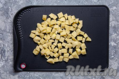 Помойте, почистите и нарежьте картофель на средние кубики.