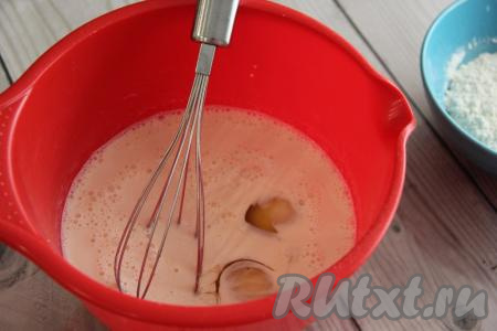 В смесь ряженки и соды добавить соль, яйца и сахар, перемешать венчиком.