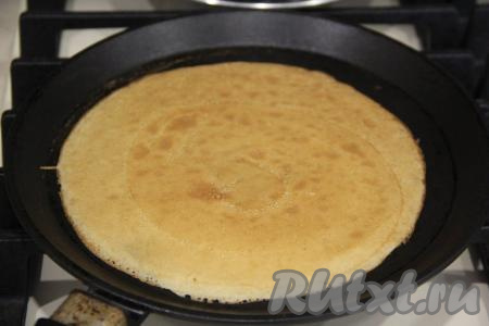 Выпекать блин, как обычно, до подрумянивания с двух сторон на среднем огне, затем переложить на тарелку. Постепенно пожарить все блинчики из оставшегося теста. Не забывайте периодически перемешивать блинное тесто, чтобы оно не застаивалось.