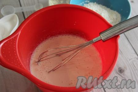 Соединить в миске ряженку и соду, перемешать и оставить на 10 минут (сода за это время погасится в ряженке).