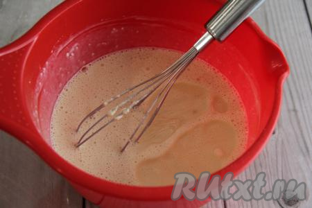 Блинное тесто должно получиться не густым и без комочков. Влить в него растительное масло и вмешать его венчиком.