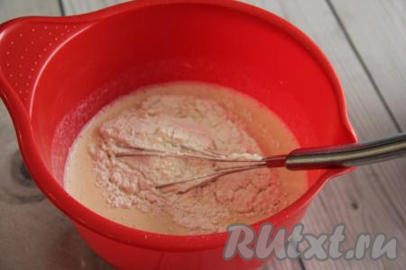 Всыпать частями муку, хорошо перемешивая блинное тесто венчиком.