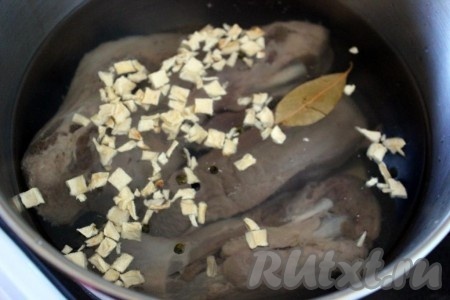 Свиные языки вымойте и поместите в кипящую воду, поварите минут 5, слейте эту воду и залейте вновь горячей водой, добавьте перец, сельдерей и лавровый лист, доведите до кипения, посолите и варите на среднем огне около 1,5 часов.