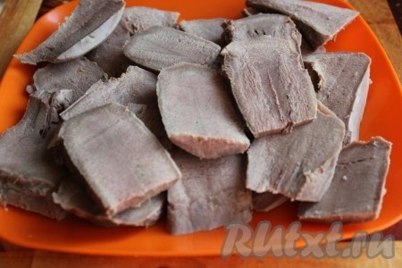 Нарежьте языки на тонкие дольки-кусочки.