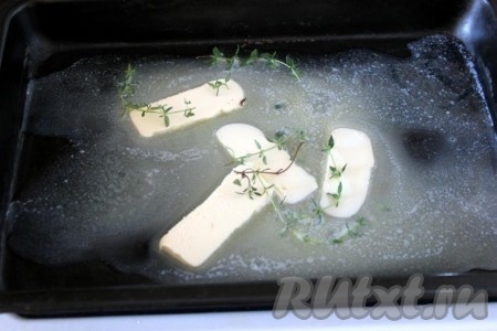 На противне или сковороде растопите сливочное масло, добавьте веточки тимьяна.