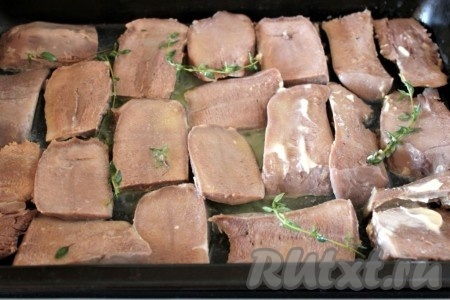 Уложите языки в это ароматное масло и пометите противень в духовку при 150 градусах примерно на 15 минут.