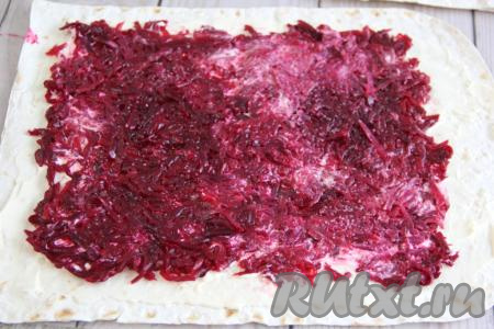 Свеклу почистить, натереть на тёрке и равномерно распределить по части лаваша, смазанной майонезом, можно посолить немного.