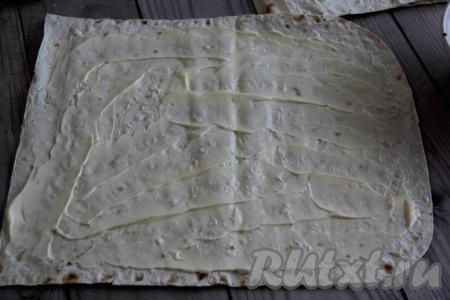 Лист лаваша развернуть и смазать майонезом, немного отступив от краёв лаваша.