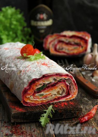 По прошествии часа аппетитный, вкусный, нежный рулет из лаваша "Селёдка под шубой" можно нарезать на кусочки и подать к столу. Такая закуска неизменно пользуется популярностью на праздничном застолье!