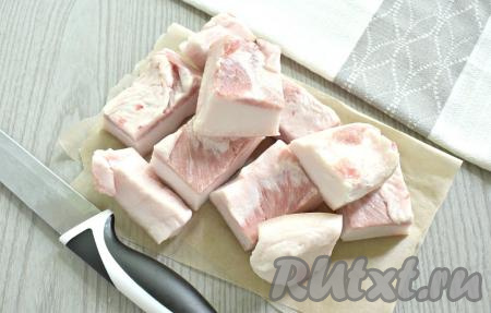 Шкурку у сала скоблим ножом. Ополаскиваем сало в холодной воде и обтираем бумажными салфетками. Сало нарезаем на крупные куски, которые свободно будут проходить в банку.