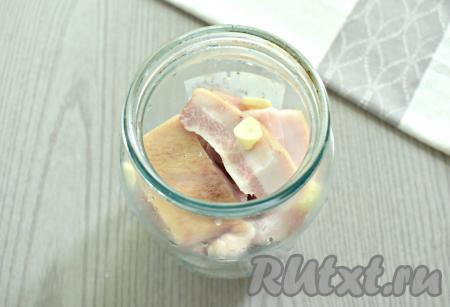 Банку заполняем салом, чередуя его с нарезанным чесноком.