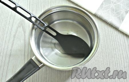 В ковшик (или небольшую кастрюльку) наливаем 1 литр воды, доводим её до кипения, а затем, убрав с огня, даём ей остыть, примерно, до 40 градусов.