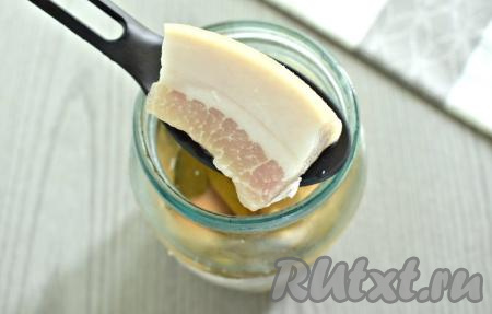 Банку с салом накрываем крышкой и оставляем на двое суток при комнатной температуре. У меня сало в таком виде стоит на подоконнике. Спустя это время банку уже закрываем крышкой и убираем ещё на 2 суток в холодильник. За такой промежуток времени сало просолится в достаточной мере.