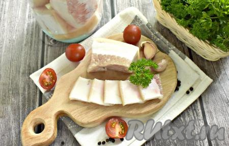 Вот так достаточно просто можно засолить холодным способом сало в рассоле в банке. 