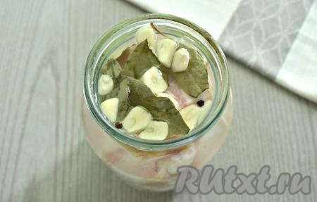 Из рассола перекладываем в банку сначала лавровые листы и горошины перца. Теперь сало заливаем холодным рассолом (я солила только 500 грамм сала, поэтому рассол у меня ещё остался).