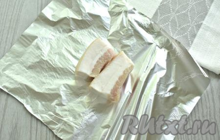 Достаём кусочки сала из банки, убираем лишний рассол бумажными полотенцами и можно кушать. Если хотите сохранить сало впрок, тогда заверните по 2-3 кусочка сала в фольгу и уберите в морозилку. Как только захочется полакомиться кусочком вкусного, аппетитного сала, достаньте его из морозилки, немного разморозьте и нарежьте на ломтики.