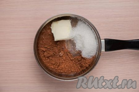 Когда торт остынет, приготовьте глазурь. Для этого смешайте в ковшике молоко, сливочное масло, сахар и какао.