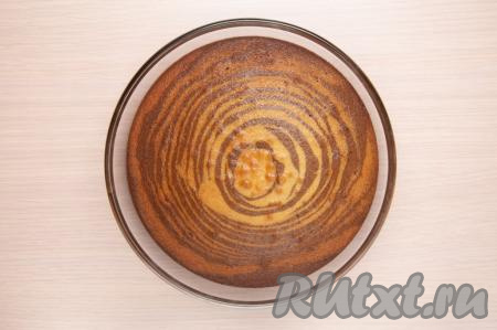 Разогрейте духовку до 200 градусов. Выпекайте торт "Зебра" в течение 40 минут. Готовность его можно проверить с помощью деревянной зубочистки (проткните торт в нескольких местах - зубочистка должна быть сухой, тесто не должно к ней прилипать). Дайте торту остыть.