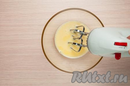 Взбейте яйца миксером в течение 1 минуты.