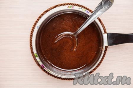 Поставьте ковшик на средний огонь и, постоянно помешивая, дождитесь растворения всех ингредиентов. Доведите глазурь до кипения и выключайте огонь. Дайте глазури немного остыть.