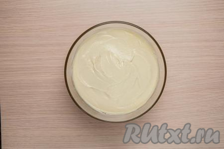 Тесто должно получиться достаточно густым и однородным, без комочков.