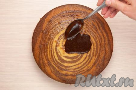 Выньте остывший торт из формы. Смажьте его поверхность глазурью и уберите в холодильник на 2-3 часа.