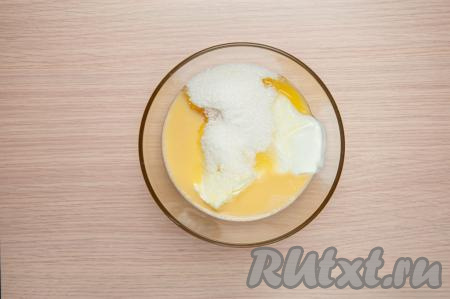 Добавьте к яйцам сливочное масло комнатной температуры, сахар, соду, сметану.