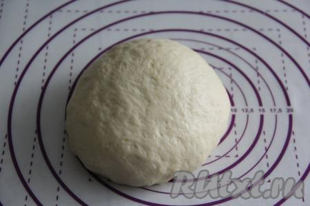 По истечении 1,5 часов тесто увеличится в объёме в несколько раз. Обмять его и разделить на 7 равных частей.