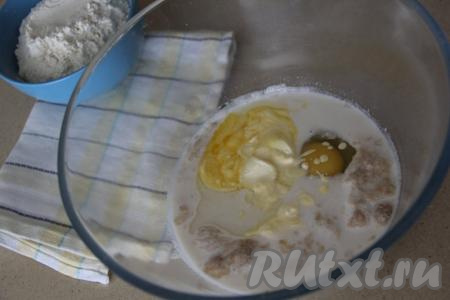 Сливочное масло растопить до жидкого или почти жидкого состояния, остудить его, примерно, до 40 градусов. В запенившуюся опару добавить растопленное масло, яйцо и соль, перемешать.