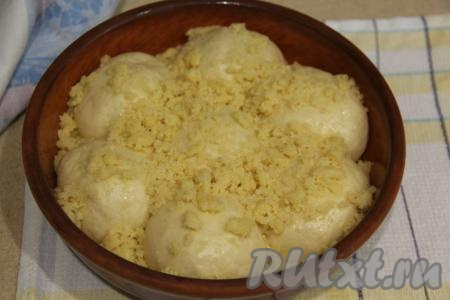 Перед выпеканием, присыпать булочки штрейзельной крошкой.