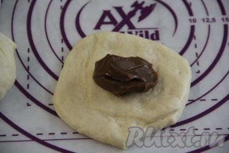 Каждую часть теста раскатать в не тонкую лепёшку. В середину каждой лепёшки выложить чайную ложку с верхом варёной сгущёнки.