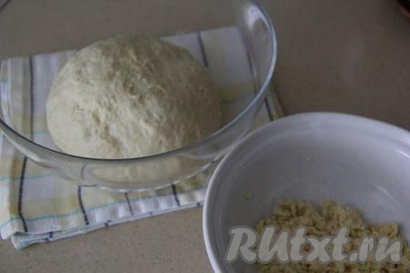 Частями всыпая муку, замешивать тесто сначала ложкой, а затем вымешивать его руками. Тесто должно получиться нежным и слегка липнущим, вымешивать его руками нужно не менее 10 минут. Затем его нужно поместить в миску, смазанную растительным маслом. Миску с тестом закрыть пищевой плёнкой (или прикрыть полотенцем) и убрать на 1,5 часа в тёплое место. Пока тесто поднимается, приготовим штрейзельную крошку. Для этого нужно соединить холодное сливочное масло, сахар и муку, перетереть массу руками в крошку и убрать в холодильник.