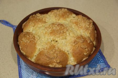 Поставить форму со сдобными булочками с варёной сгущёнкой в разогретую духовку и выпекать минут 30 (до золотистости) при температуре 180 градусов.