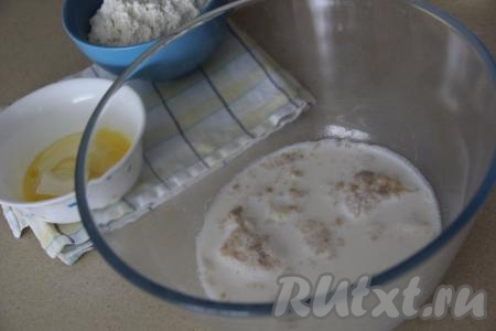 Прежде всего замесим теста. Молоко подогреть, примерно, до 40 градусов, перелить его в миску, в которой вы будете замешивать тесто. В миску с молоком всыпать сахар и сухие дрожжи, перемешать получившуюся опару и оставить минут на 15 (до появления на поверхности пузырьков). Если смесь не начала пузыриться, значит дрожжи нерабочие или вы перегрели молоко.