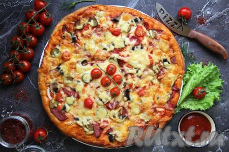 Поставить творожную пиццу в разогретую духовку и выпекать 15 минут при температуре 200 градусов.