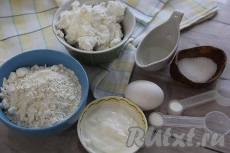 Подготовить продукты для замешивания творожного теста для пиццы.