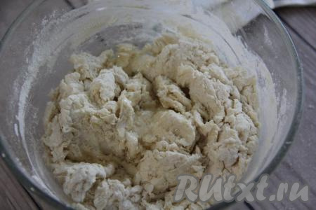 Перемешать тесто ложкой. Оно получится комковатым. Влить масло.