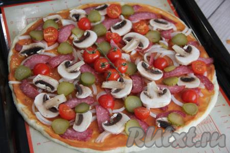 Выложить рядом кружочки огурца, грибы и помидоры. 