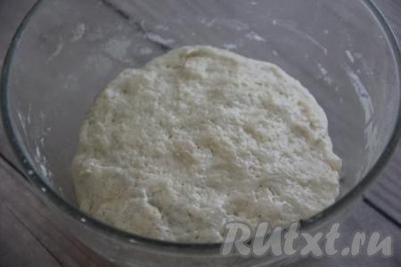 Вымесить тесто руками до пластичного состояния. Тесто будет слегка липнуть, но не советую добавлять муку. Оставить тесто в миске, накрыв пищевой плёнкой, на 20 минут.