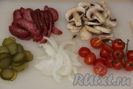 Заранее подготовить начинку. Очистить половину луковицы, нарезать полукольцами. Помидоры и шампиньоны промыть, немного их обсушить. Нарезать колбасу на полукружочки (или брусочки), грибы - на пластинки, огурчики - на кружочки, помидоры на кружочки или полукружочки (я просто разрезала помидоры черри пополам).&nbsp;
