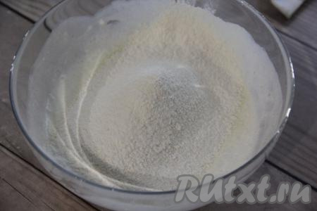 Добавить соль и сахар, частями всыпать просеянную муку, перемешивая тесто для оладий венчиком.