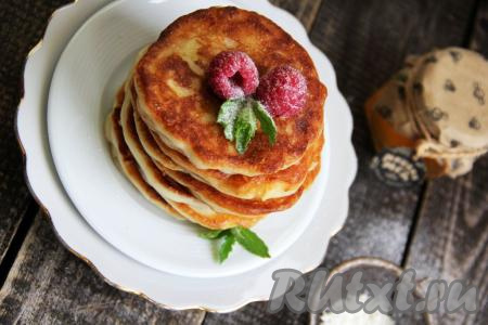 Нежные, вкусные, ароматные творожные оладьи, приготовленные с яблоками на кефире, к столу можно подать и горячими, и остывшими, дополнив мёдом или сметаной.