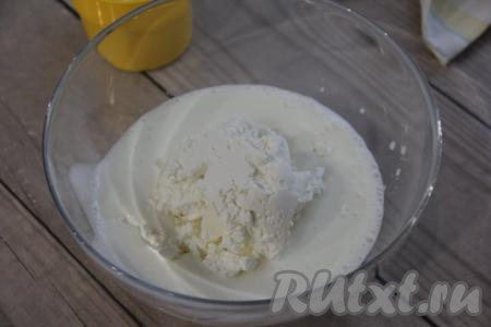 Затем добавить творог и перемешать венчиком.