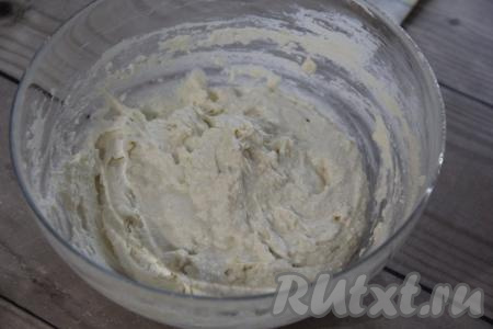 Творожное тесто должно получиться вязким и тягучим.
