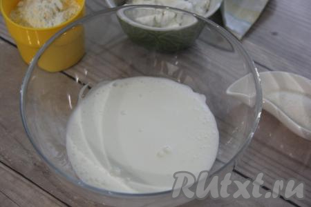 В объёмную миску влить кефир, затем добавить соду, перемешать и оставить минут на 5. За это время кефир вступит в реакцию с содой.