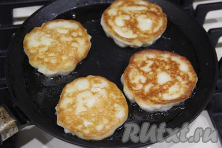 Жарить оладушки на среднем огне с двух сторон до подрумянивания. Затем пышные, аппетитные оладьи переложить на тарелку. Тесто перемешать и постепенно пожарить все оладушки.